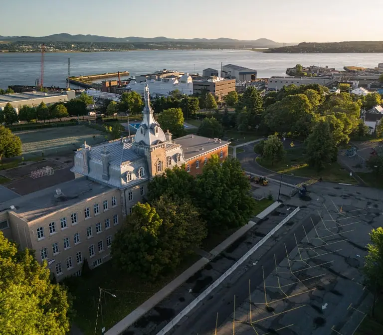 Vue aérienne d’un ancien séminaire au bord du fleuve