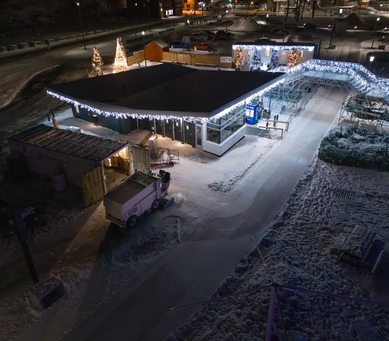 Patinoire extérieure illuminée la nuit, vue du ciel