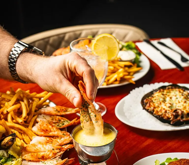 Plateau de fruits de mer et frites partagé à table