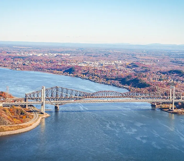 Le pont de Québec et le fleuve aux couleurs d’automne